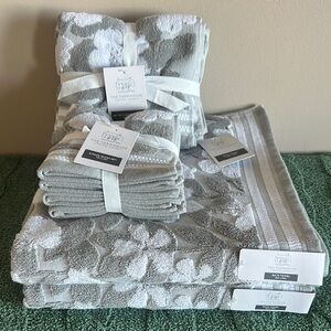 Rachel Ashwell Farmhouse Bath Towels Hand Towels Washcloths Gray Floral NEW